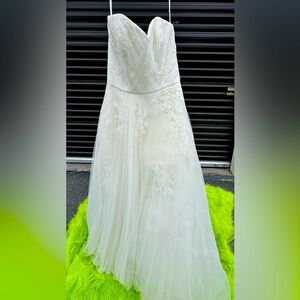I’m sell a gently used Augusta Jones laced wedding gown size 10.